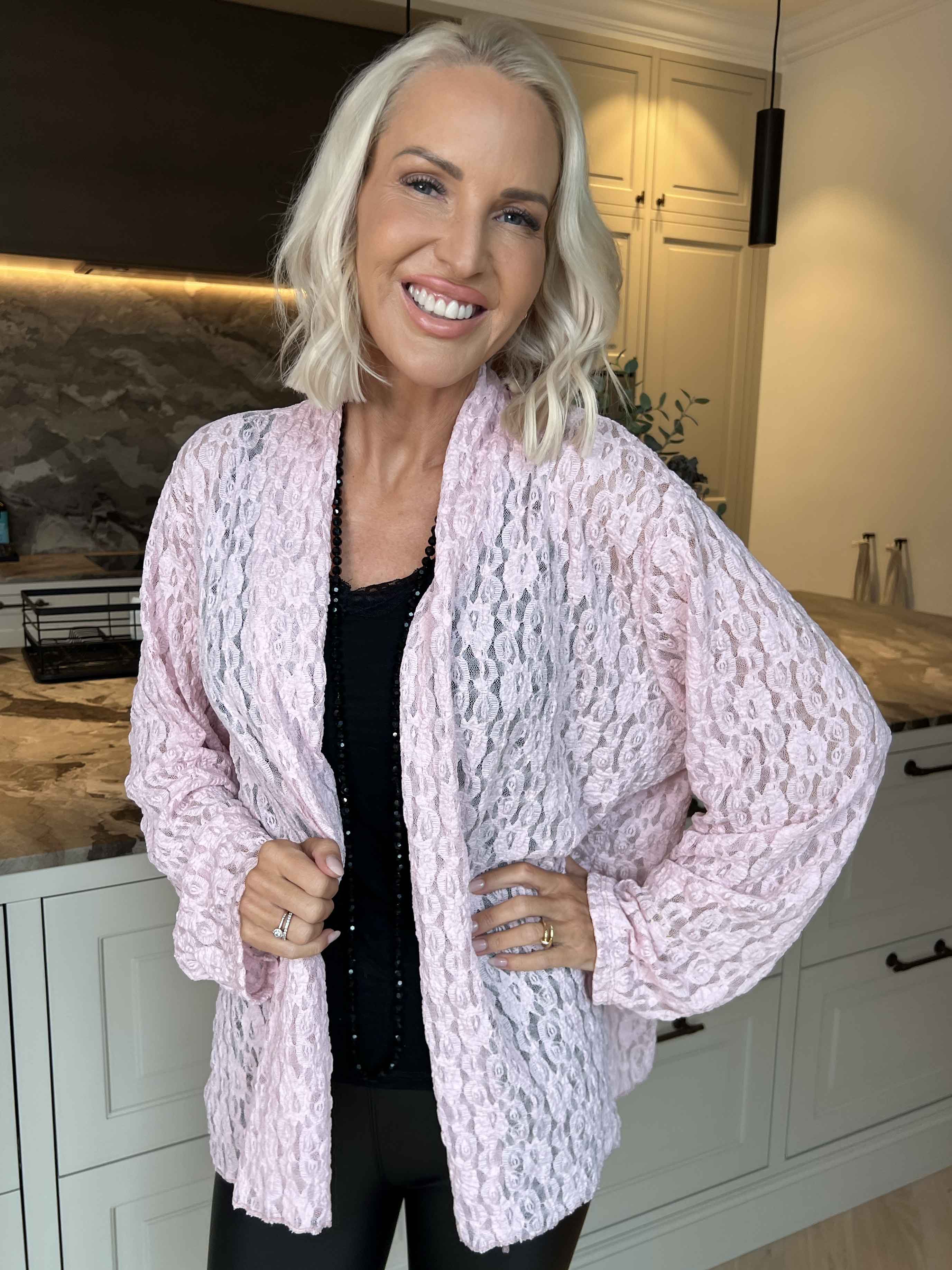 Yuri - Feminin, semitransparent blondecardigan i en blød viskoseblanding